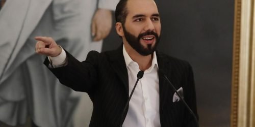 AME3528. SAN SALVADOR (EL SALVADOR), 04/06/2021.- El presidente salvadoreño, Nayib Bukele, habla hoy en una conferencia de prensa, en San Salvador (El Salvador). Bukele anunció este viernes que su Gobierno romperá el acuerdo con la Organización de los Estados Americanos (OEA) que da vida a la Comisión Internacional Contra la Impunidad en El Salvador (Cicies). "Hemos decidido que como Presidencia también vamos a romper nuestro convenio con la OEA-Cicies porque es un despropósito completo que estemos tratando de combatir la impunidad con precisamente las personas que están promoviendo la impunidad en El Salvador", dijo. EFE/Rodrigo Sura