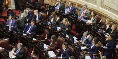 NOTICIAS ARGENTINAS BAIRES SEPTIEMBRE 24: La Libertad Avanza acordó con los bloques dialoguistas sesionar este jueves y reformar el proyecto del Banco Central, con el objeto de que el Senado mantenga la exclusividad para la elección y remoción de los directores de la institución bancaria, que se harán por mayoría absoluta. FOTO NA DANIEL VIDES