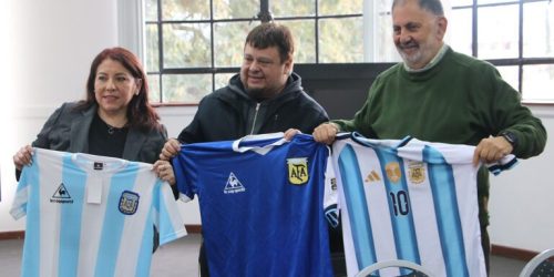 Exposicion-de-camisetas-de-la-seleccion-Argentina-Prensa-Muni-Jujuy2-768x482