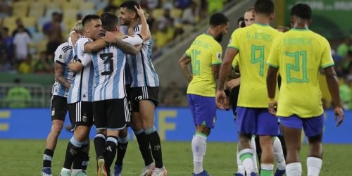 EVE5208. RÍO DE JANEIRO (BRASIL), 21/11/2023.- Jugadores (i) de Argentina celebran tras vencer a Brasil hoy, en un partido de las eliminatorias para la Copa Mundo de Fútbol de 2026 en el estadio Maracaná en Río de Janeiro (Brasil). EFE/ Andre Coelho