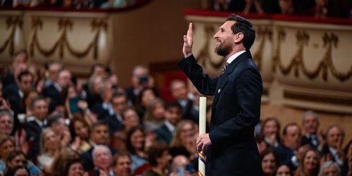 messi-sonrie-agradecido-luego-de-recibir-el-LZPR7PRS4NH4PDLOZ7OPDYGYRQ